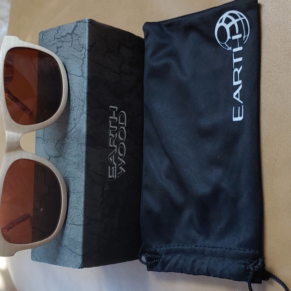 Earth Wood Sunglasses - Picture 4 of 6